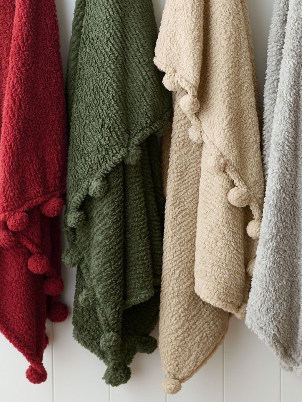 BNWT!! Pottery barn Cozy Pom PomSherpa Throw in color Cardinal
